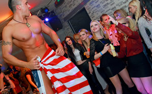 18 year old girl Amber nudes the cum from her bf's cock after they screw